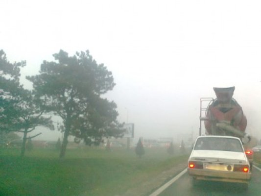 Ceaţa a dat peste cap traficul rutier şi maritim